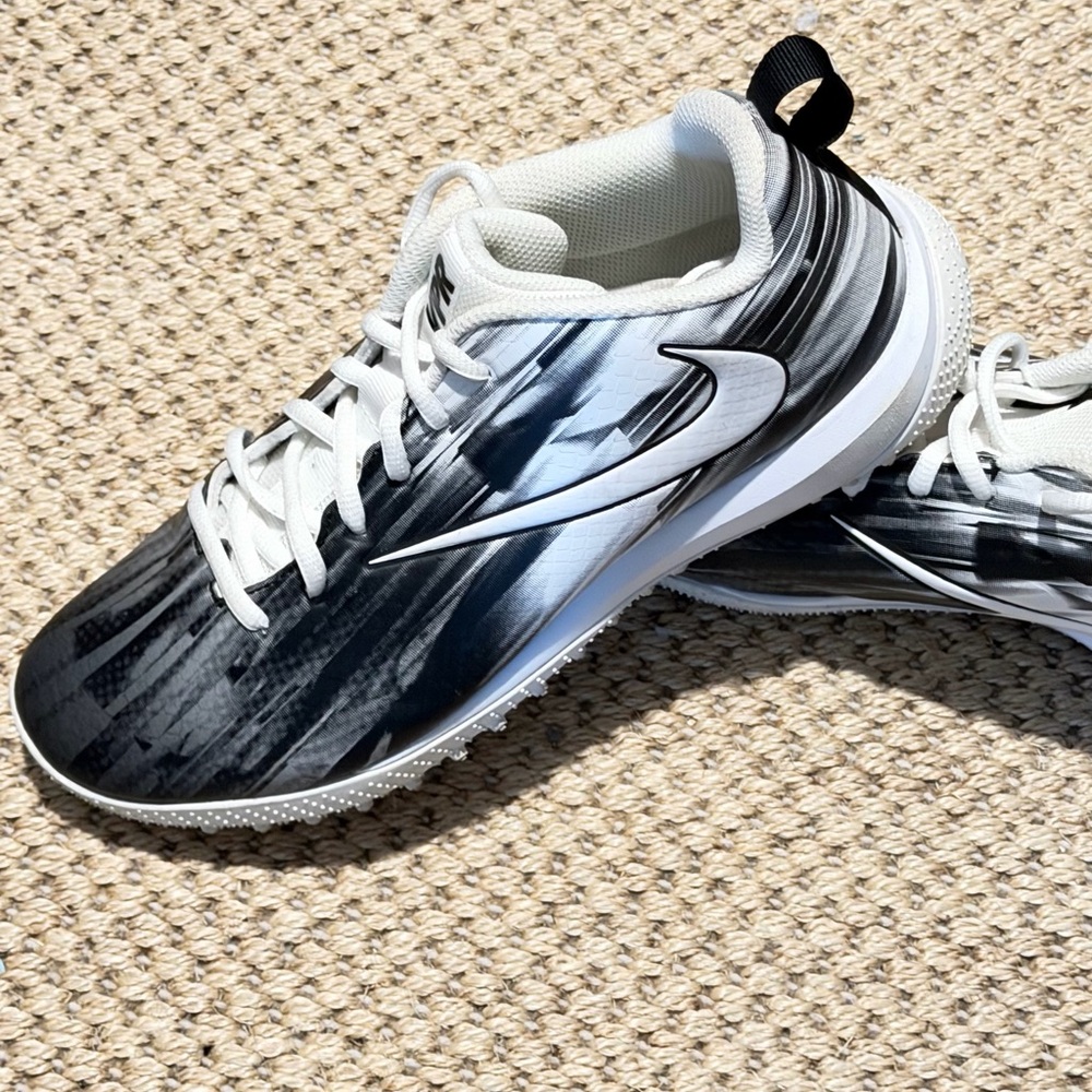 Nike Men’s Black and White Graphic Sneakers